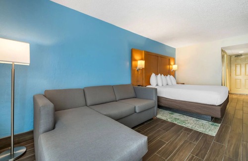 Seabreeze Park Hotel | 2 Units | Serene Beachside Escape | Balcony Room Tailored for Couples' Getaway
