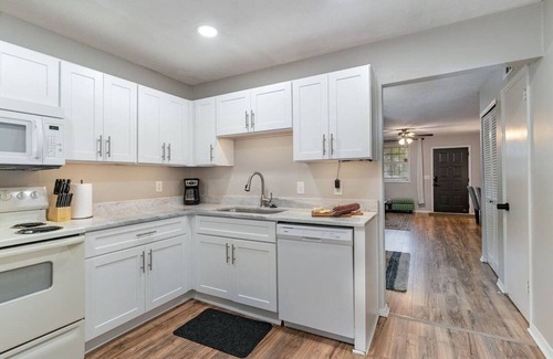 Nashville Condo | 2 Units - Sleeps 16 - Mins. to Downtown/Airport