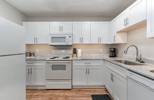 Nashville Condo | 2 Units - Sleeps 16 - Mins. to Downtown/Airport