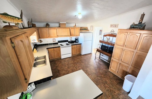 Buchanan Dam House | 2 Waterfront Houses, Gated, Kayaks, Water Pad, Ping Pong Table, Fishing Pier