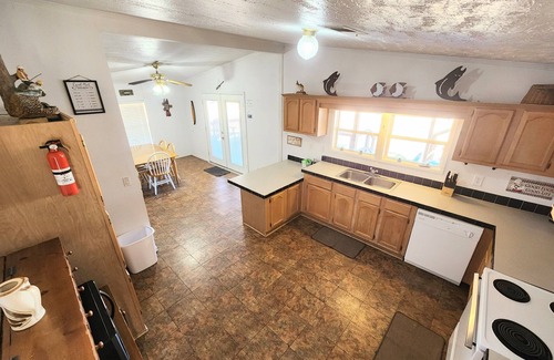 Buchanan Dam House | 2 Waterfront Houses, Gated, Kayaks, Water Pad, Ping Pong Table, Fishing Pier
