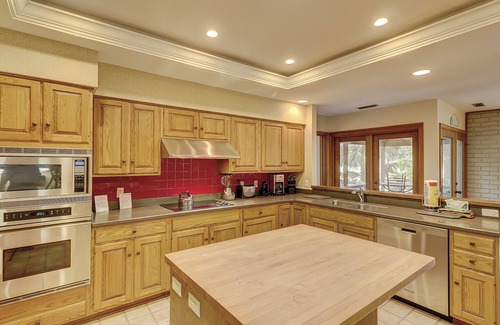 Sea Pines House | 2 Willow Oak - 3 Bedroom Home + Den, 2 Living Areas, Pool & Golf Course View