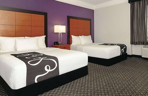 Guasti Hotel | 2 x 2 Double Beds Room at La Quinta Inn & Suites by Wyndham Ontario Airport