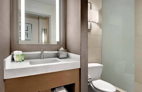 Gateway District Hotel | 2 x Elevate 2 Queens at The STRAT Hotel, Casino & Tower