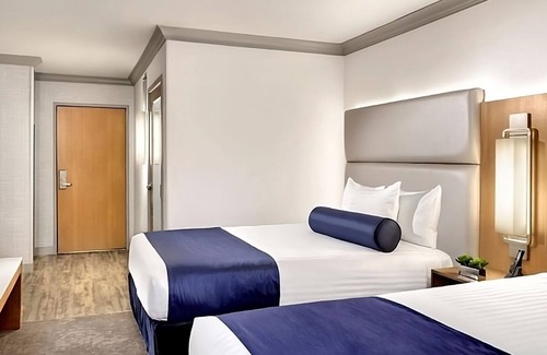 Gateway District Hotel | 2 x Elevate 2 Queens at The STRAT Hotel, Casino & Tower