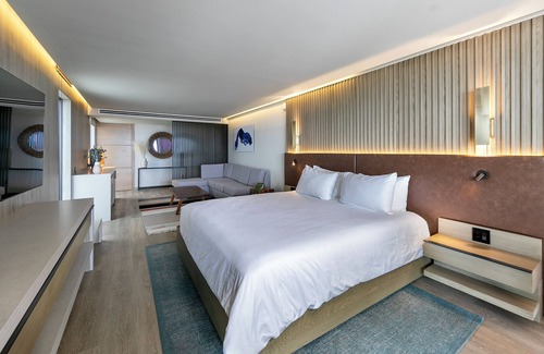Village of La Jolla Hotel | 2 x Shores VIP Corner Penthouse Accommodation at La Jolla Cove Hotel
