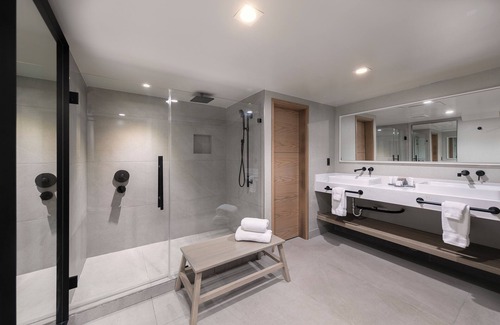 Village of La Jolla Hotel | 2 x Shores VIP Corner Penthouse Accommodation at La Jolla Cove Hotel