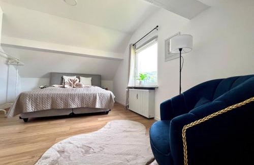 Freudenberg Apartment | 2 Zimmer Dachwohnung mit Burgblick und Kingsize Bett