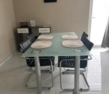 Karben Apartment | 2 Zimmer Holiday Apartment in Karben mit Privatparkplatz-self Check in-15min bis Frankfurt-25min bis Flughafen