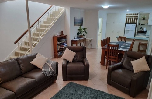 Halls Head Apartment | 20 Apollo Quay.nPerfect for family getaway, groups, golf, crafts, or a reunion.