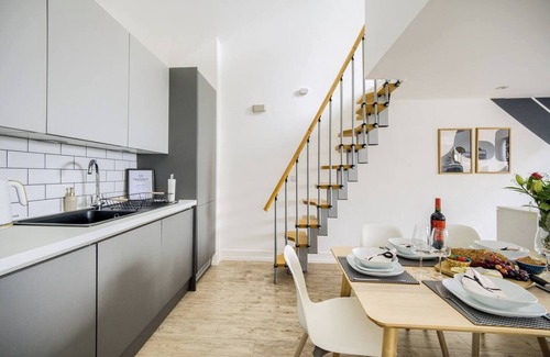 Coventry House | 20 Cable Yard - Stylish, modern house, Coventry