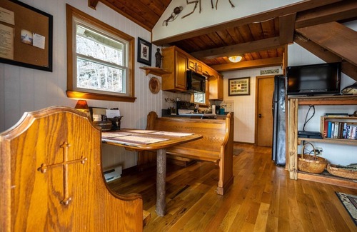 Draper Cabin | 20 ft from New River! Amazing Sunset View - 1BS4 w/Loft - Shaman's Cure