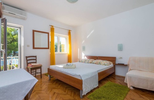 Drvenik Apartment | 20 m² Apartment ∙ 3 guests
