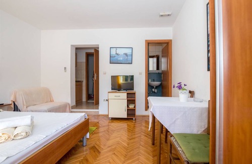 Drvenik Apartment | 20 m² Apartment ∙ 3 guests