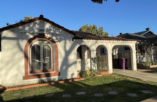North Long Beach House | 20 min from Beach, Awesome back yard! Cozy Family Home Centrally Located in LA .