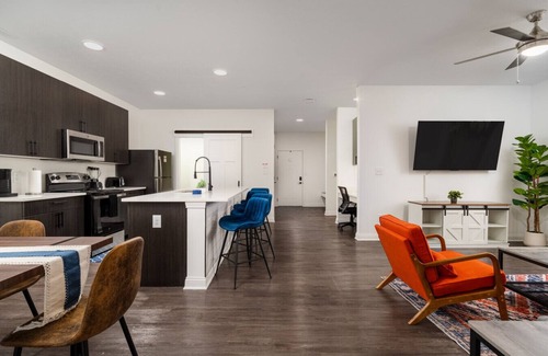 Whitestown Apartment | 20 mins DT| Sleeps 9 | Decadent Haven Spacious Gym