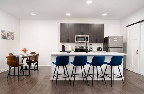 Whitestown Apartment | 20 mins DT| Sleeps 9 | Decadent Haven Spacious Gym