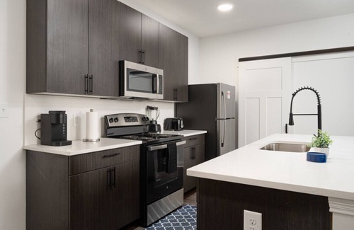 Whitestown Apartment | 20 mins DT| Sleeps 9 | Decadent Haven Spacious Gym