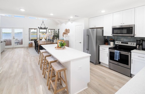 Graford House | 20 minutes from Rocker B! Luxury Waterfront PK Home on the Peninsula!