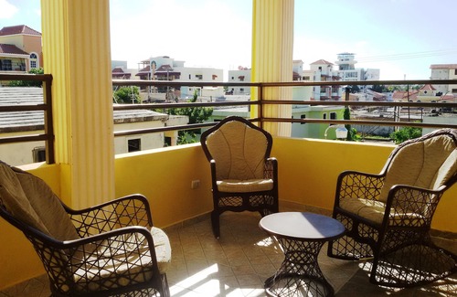 Corales del Sur House | 20 minutes to the Airport! Small Room Private Bathroom Parking Netflix✰WI-FI✰Fan