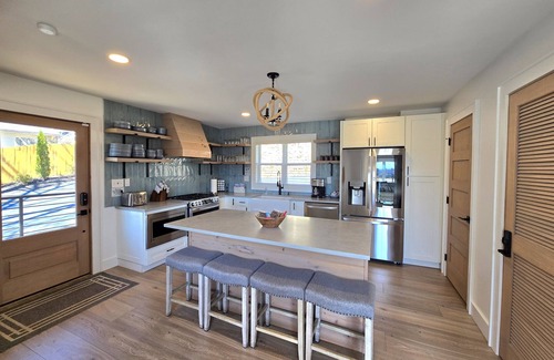 Dandridge House | 20% OFF Book 7/31 Luxury, Lakefront, Dock, Firepit, Hot Tub- Lone Oak Lakehouse