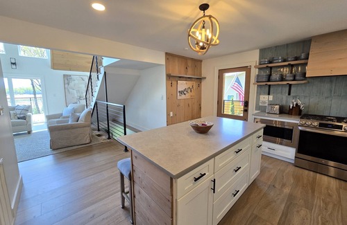 Dandridge House | 20% OFF Book 7/31 Luxury, Lakefront, Dock, Firepit, Hot Tub- Lone Oak Lakehouse