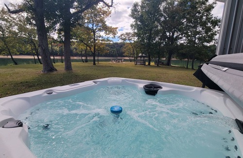 Dandridge Apartment | 20% OFF Lakefront Tiny Home Dock, Hot Tub, Firepit