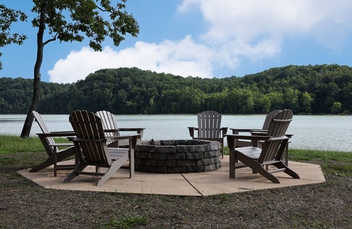 Dandridge Apartment | 20% OFF Lakefront Tiny Home Dock, Hot Tub, Firepit