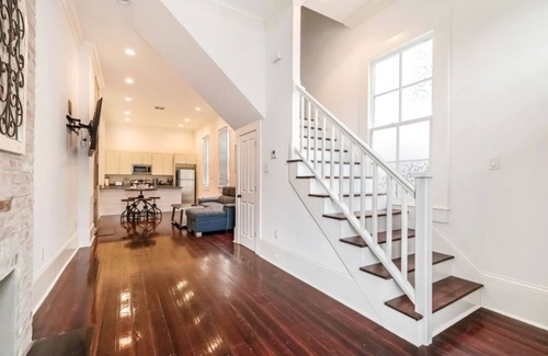 Faubourg Lafayette Condo | 20% OFF Monthly | 10% OFF Weekly-Charming 2BR on Carondelet by Hosteeva