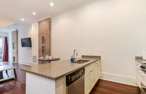 Faubourg Lafayette Condo | 20% OFF Monthly | 10% OFF Weekly-Charming 2BR on Carondelet by Hosteeva