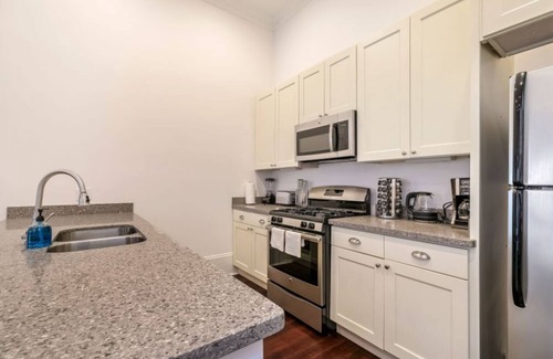 Faubourg Lafayette Condo | 20% OFF Monthly | 10% OFF Weekly-Charming 2BR on Carondelet by Hosteeva