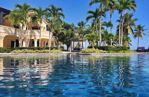 Cabrera Villa | 20 Suites Tropical Beachfront Luxury Villa