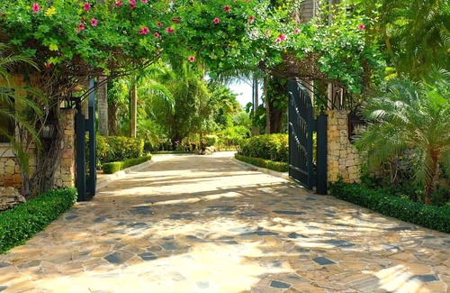 Cabrera Villa | 20 Suites Tropical Beachfront Luxury Villa