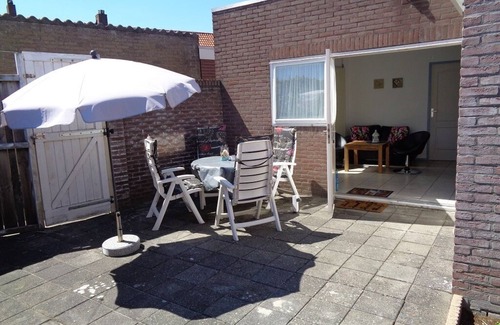 Westkapelle Apartment | 200 m from the sea, directly on the lake with hiking trail and small wooded area.