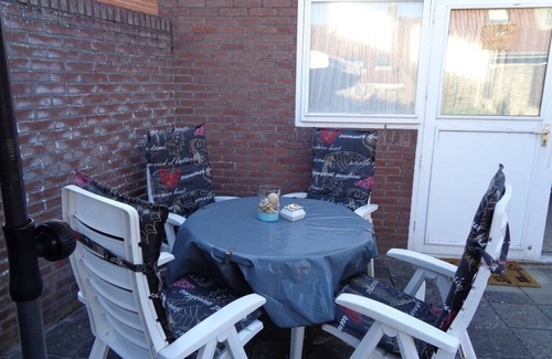 Westkapelle Apartment | 200 m from the sea, directly on the lake with hiking trail and small wooded area.
