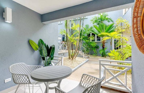 Sunset Crest Hotel | 200 m² Hotel ∙ 3 bedrooms ∙ 127 guests