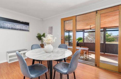 Hallett Cove House | 200 m² House ∙ 3 bedrooms ∙ 6 guests