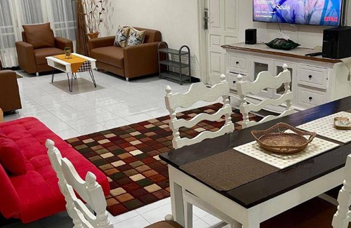 Tegalrejo House | 200 m² House ∙ 3 bedrooms ∙ 7 guests