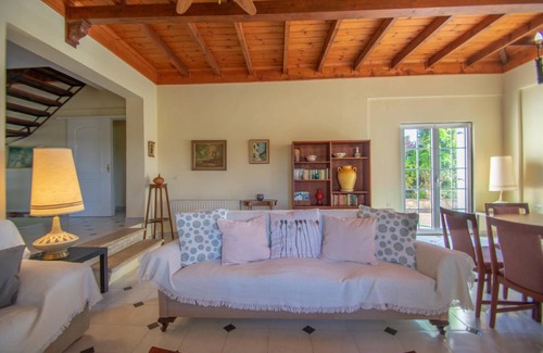 Kalamaki House | 200 m² House ∙ 4 bedrooms ∙ 11 guests