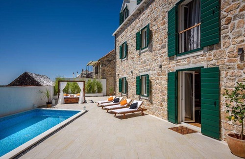 Donji Humac House | 200 m² House ∙ 6 bedrooms ∙ 12 guests
