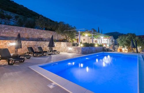 Stankovici House | 200 m² House ∙ 7 bedrooms ∙ 16 guests