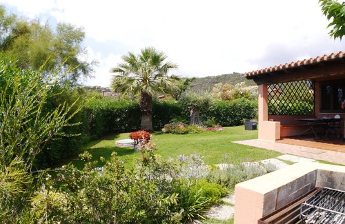 Costa Rei Villa | 200 meters from the sea, sleeps 4. BBQ, outdoor shower. Discounted ship prices