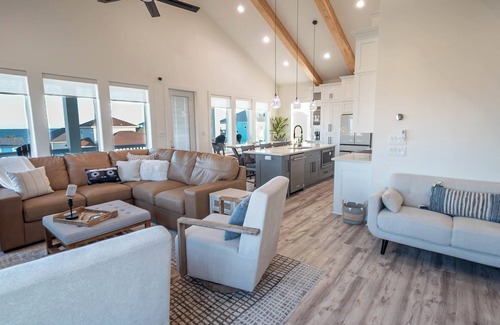 Crystal Beach House | 200 Steps to Beach.6BR sleeps 18 w/Karaoke, Outdoor Bar, Games, Decks & Views