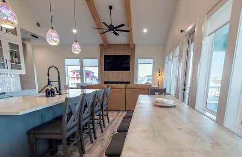 Crystal Beach House | 200 Steps to Beach.6BR sleeps 18 w/Karaoke, Outdoor Bar, Games, Decks & Views