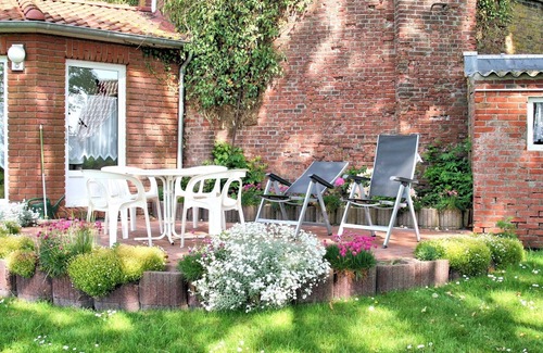 Kreitlapperei House | 200 year old windmill as a vacation home near Greetsiel. Pet friendly!