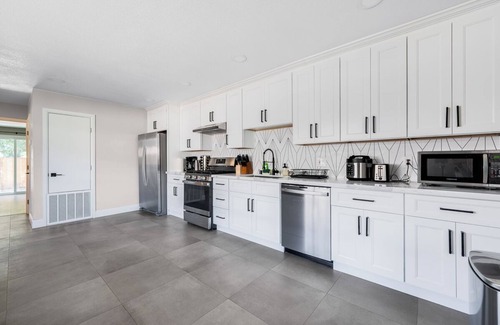 East Palo Alto House | 2000sqft Home with FREE Netflix/Wi-Fi/Parking