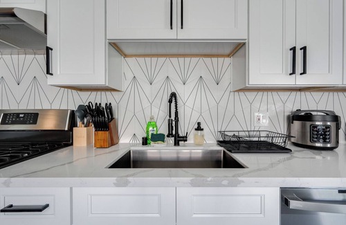 East Palo Alto House | 2000sqft Home with FREE Netflix/Wi-Fi/Parking
