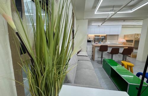 Seongsu Apartment | 201, Atelier Seongsu Riverside Loft Cherry Blossom Road Han River airport bus