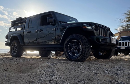 Kahului House | 2022 Jeep Gladiator Rubicon with a Rooftop tent & all the amenities!