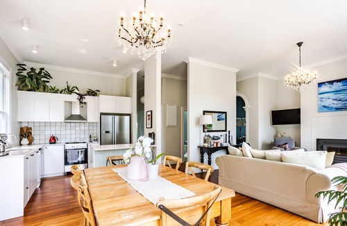 Greytown Villa | 2024 Bach of the Year Property nFully renovated villa in heart of Greytown